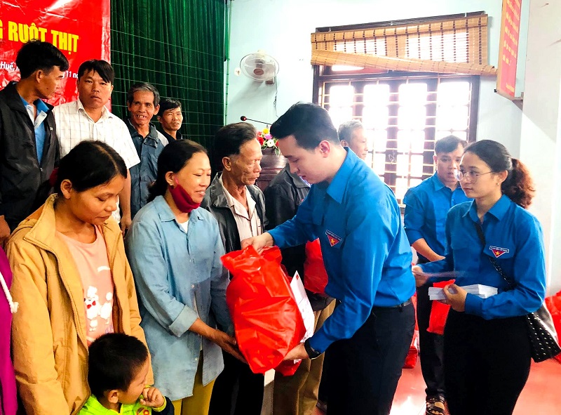 Thành Đoàn Hà Nội trao hơn 200 triệu đồng cho người dân khắc phục hậu quả sau thiên tai